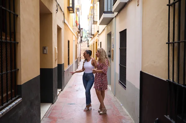 Dvě Krásné Ženy Procházející Úzkými Uličkami Sevilly Ženy Jsou Dovolené — Stock fotografie