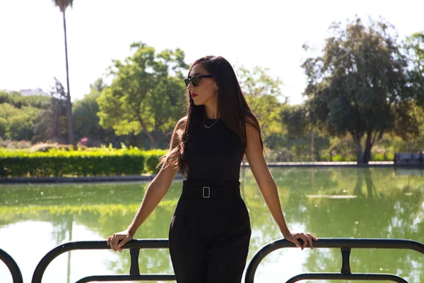 Mulher Espanhola Morena Bonita Apoiando Corrimão Lago Parque Mulher Está — Fotografia de Stock