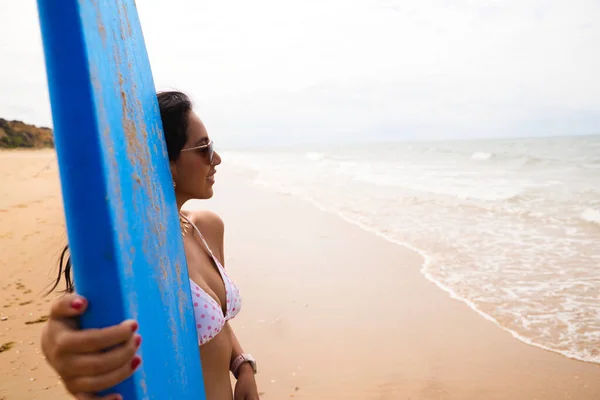 Beautiful Young Latin Woman Bikini Blue Surfboard Woman Beach Holiday — Φωτογραφία Αρχείου