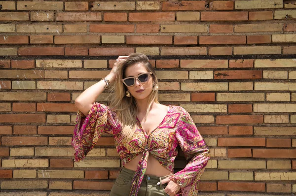 Joven Rubia Hermosa Mujer Con Gafas Sol Está Posando Sobre —  Fotos de Stock