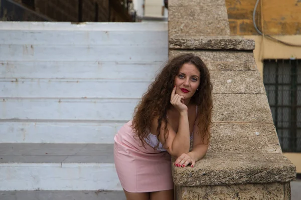 Mulher Loira Bonita Com Cabelo Encaracolado Olhos Azuis Apoiados Parede — Fotografia de Stock