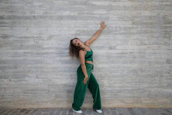 拉丁女人 年轻而美丽的现代舞在大街上灰色水泥的背景下 做出了不同的表情和姿态 概念舞蹈 青年艺术 — 图库照片