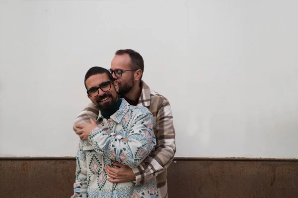 Mladý Párek Gayů Manželství Šťastné Když Jeden Muž Popadne Druhého — Stock fotografie
