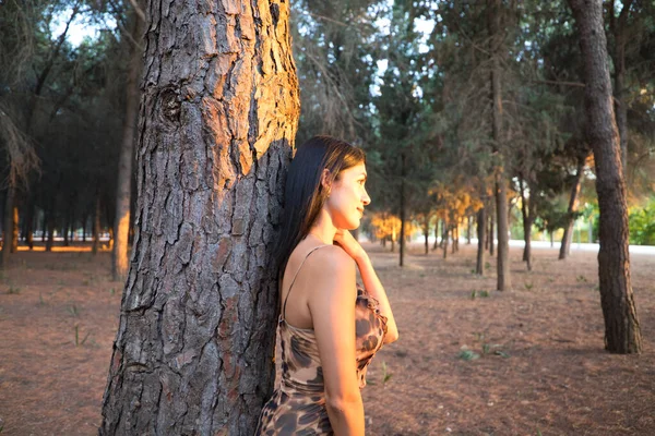 Όμορφη Νεαρή Γυναίκα Από Νότια Αμερική Ακουμπισμένη Ένα Δέντρο Στο — Φωτογραφία Αρχείου
