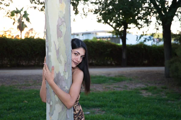Прекрасная Молодая Женщина Южной Америки Обнимает Дерево Лесу Золотой Час — стоковое фото