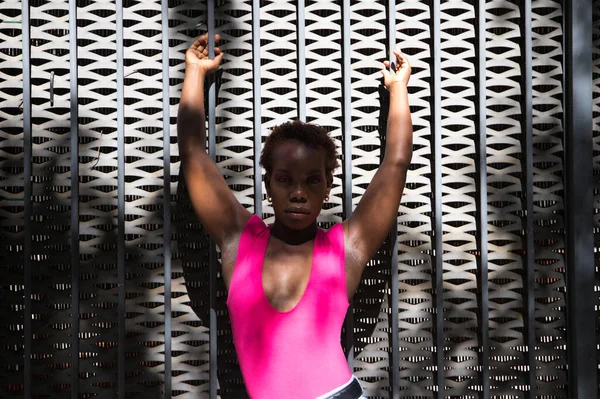 Jeune Belle Femme Afro Américaine Accrochée Clôture Maison Luxe Dans — Photo