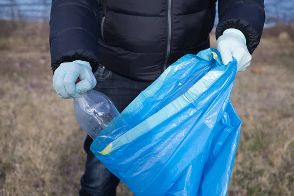 Detalle Mano Voluntario Recogiendo Una Botella Plástico Del Bosque Poniendo — Foto de Stock