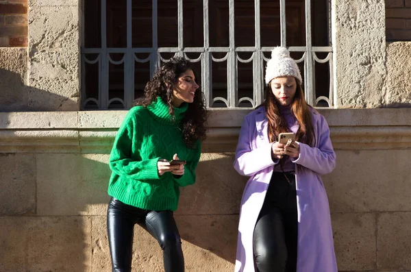Duas Mulheres Espanholas Jovens Bonitas Estão Consultando Telefone Celular Uma — Fotografia de Stock