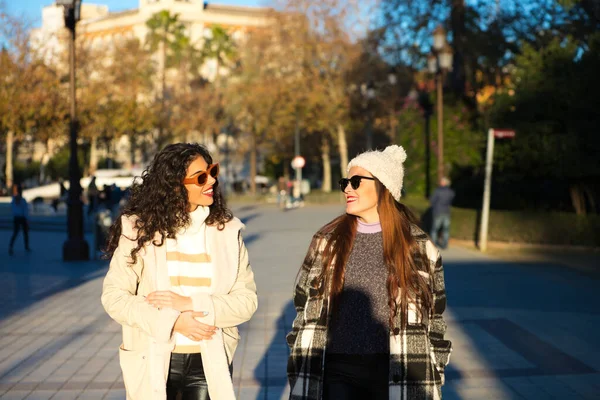 Dvě Mladé Krásné Španělské Ženy Které Jsou Kamarádky Oblečené Zimním — Stock fotografie