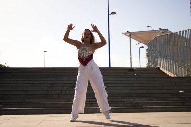 Latin kadın, genç ve güzel dans eden modern dansçı ve farklı ifadeler ve duruşlar sergiliyor. Konsept dansı, hip hop, dans, sanat, aksiyon, güzellik, gençlik sanatı.