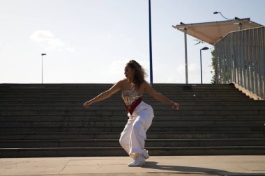 Latin kadın, genç ve güzel dans eden modern dansçı ve farklı ifadeler ve duruşlar sergiliyor. Konsept dansı, hip hop, dans, sanat, aksiyon, güzellik, gençlik sanatı.