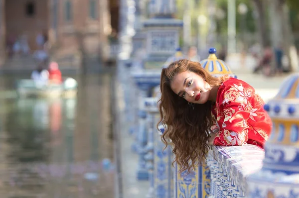 Uma Bela Jovem Está Vestindo Vestido Vermelho Marroquino Tradicional Com — Fotografia de Stock
