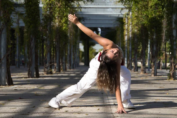 Латинська Жінка Молодий Красивий Танцюючий Сучасний Танець Вулиці Парку Робить — стокове фото