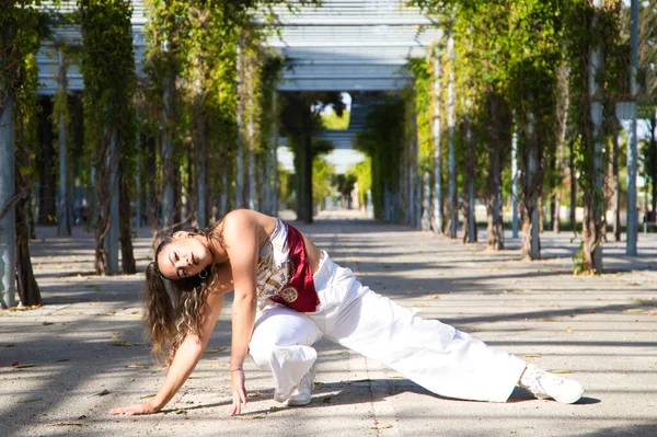 Donna Latina Giovane Bella Danza Moderna Strada Parco Diverse Espressioni — Foto Stock