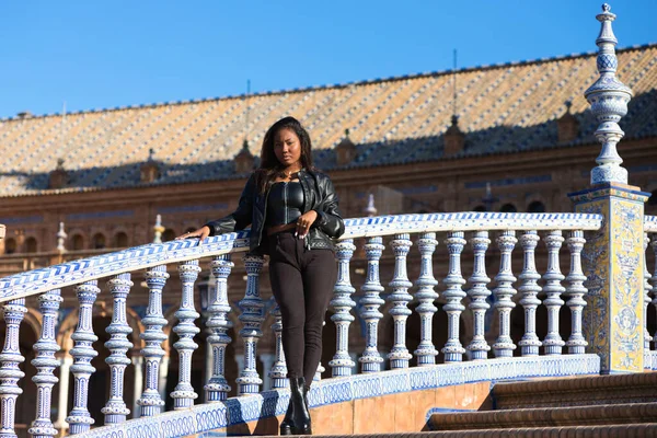 Jovem Bela Mulher Latina Preta Viajar Espanha Visita Praça Mais — Fotografia de Stock