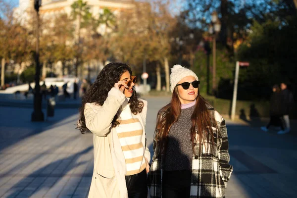 Две Молодые Красивые Испанские Женщины Которые Являются Друзьями Одетые Зимнюю — стоковое фото