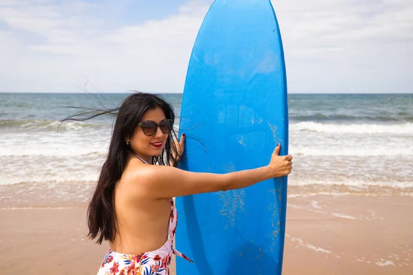 Beautiful Young Latin Woman Blue Surfboard Woman Beach Holiday Summer — Φωτογραφία Αρχείου