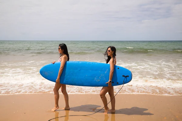 Two Young Beautiful Women Surfboard Shore Beach Women Enjoying Trip — Φωτογραφία Αρχείου