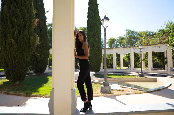 Испанская Красивая Брюнетка Позирует Фотосессии Женщина Парке Лежит Холме Парке — стоковое фото