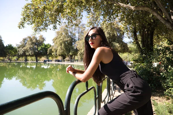 Güzel Esmer Spanyol Kadın Parktaki Bir Gölün Korkuluğuna Yaslanıyor Kadın — Stok fotoğraf