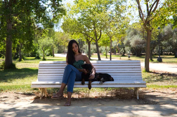 Mooie Zwarte Harige Vrouw Zit Met Haar Doberman Puppy Een — Stockfoto