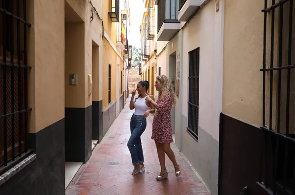 Dvě Krásné Ženy Procházející Úzkými Uličkami Sevilly Ženy Jsou Dovolené — Stock fotografie