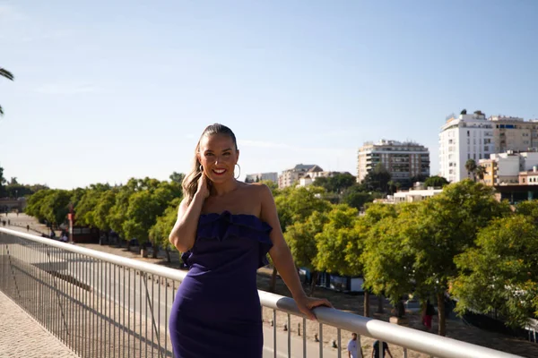 Kısa Menekşe Elbiseli Güzel Sarışın Kadın Seville Spanya Nehir Kıyısında — Stok fotoğraf