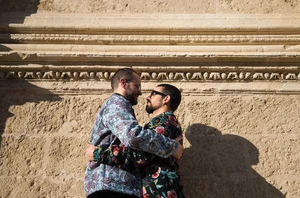 Mladí Gayové Objímají Šťastně Dívají Manželé Jsou Manželé Koncept Práv — Stock fotografie
