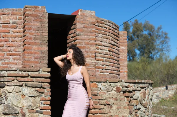 Piękna Brunetka Kręconymi Włosami Wśród Ruin Starego Opuszczonego Budynku Kobieta — Zdjęcie stockowe