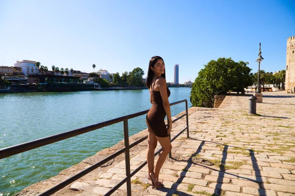 Güney Amerika Dan Genç Güzel Bir Kadın Kısa Elbiseli Seville — Stok fotoğraf