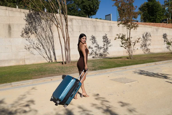 Νέα Και Όμορφη Γυναίκα Από Νότια Αμερική Τραβάει Μπλε Βαλίτσα — Φωτογραφία Αρχείου