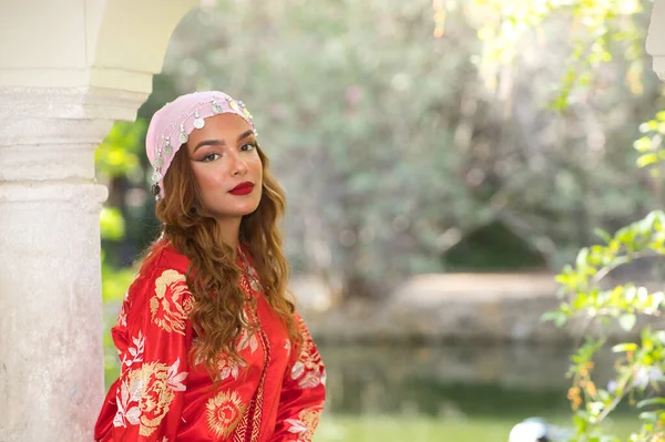 Una Bella Donna Marocchina Indossa Abito Tradizionale Marocchino Rosso Ricamato — Foto Stock