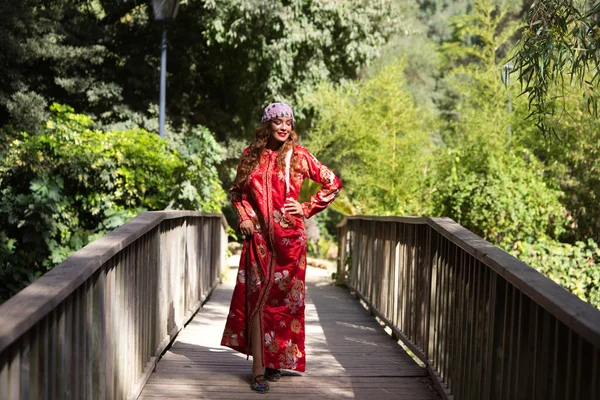 Güzel Bir Faslı Kadın Geleneksel Bir Fas Elbisesi Giyer Kırmızı — Stok fotoğraf