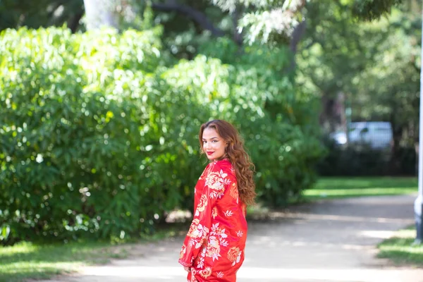 Eine Schöne Frau Trägt Ein Traditionelles Marokkanisches Kleid Rot Und — Stockfoto