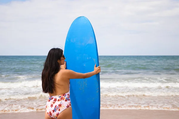 Beautiful Young Latin Woman Blue Surfboard Woman Beach Holiday Summer — 图库照片