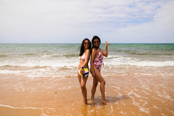 Két Fiatal Gyönyörű Latin Pózol Strandröplabdával Tengerparton Lányok Élvezik Nyaralást — Stock Fotó