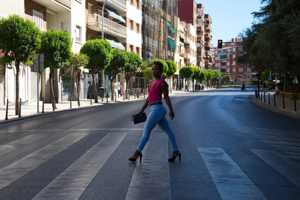 Joven Hermosa Mujer Afroamericana Cruzando Paso Peatones Una Gran Ciudad — Foto de Stock