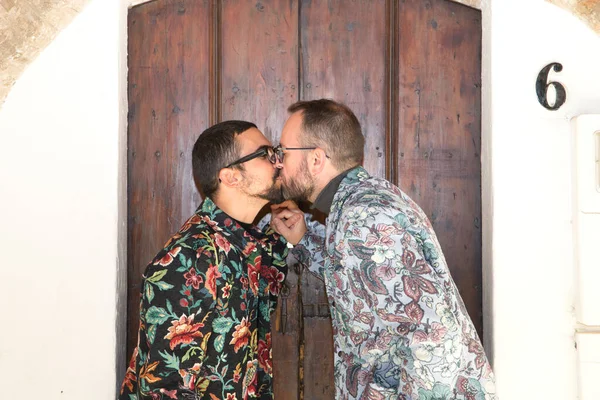 Young Married Couple Gay Men Standing Front Door House Kissing — Stock fotografie