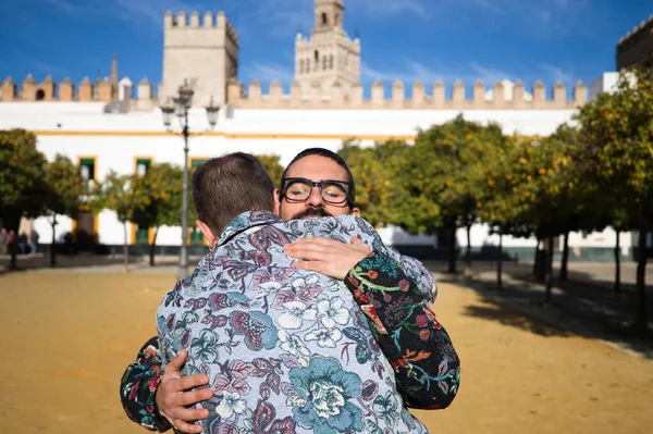 Mladí Gayové Objímají Pevně Zavřenýma Očima Pozadí Vidět Gotická Katedrála — Stock fotografie