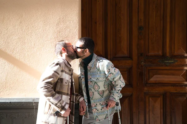 Mladí Dva Gayové Stojí Kufry Ulici Pár Jede Výlet Políbí — Stock fotografie
