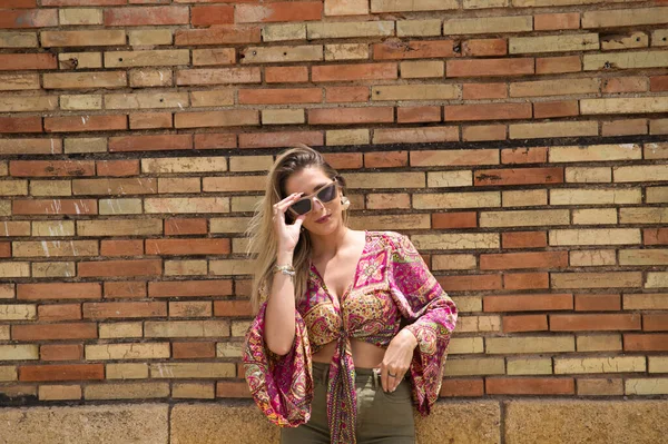 Joven Rubia Hermosa Mujer Con Gafas Sol Está Posando Sobre —  Fotos de Stock