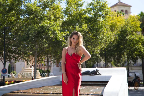 Genç Sarışın Kırmızı Elbiseli Güzel Kadın Seville Ziyaret Ediyor Kadın — Stok fotoğraf