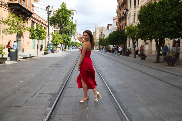 Kırmızı Ipek Elbiseli Güzel Bir Kadın Seville Bir Caddede Tramvay — Stok fotoğraf