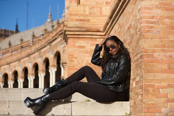 Siyah Elbiseli Güneş Gözlüklü Genç Güzel Siyah Latin Kadın Spanya — Stok fotoğraf