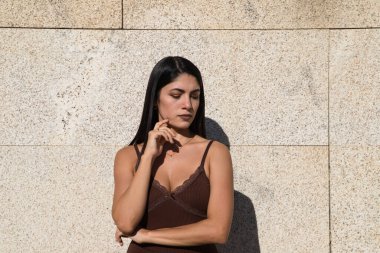 Gri arka planda şaşkınlık, öfke, mutluluk ve üzüntü ifadeleri kullanan genç ve güzel bir kadın. İfadeleri ve jestleri kavra.