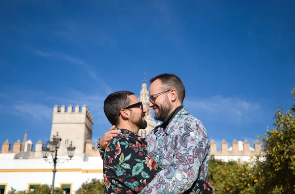 Mladí Gayové Objímají Šťastně Dívají Manželé Jsou Manželé Koncept Práv — Stock fotografie