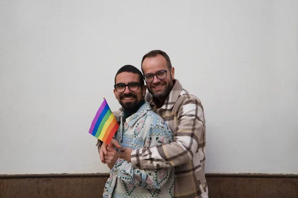 Una Pareja Joven Gays Matrimonio Feliz Abrazan Mirar Cámara Con — Foto de Stock