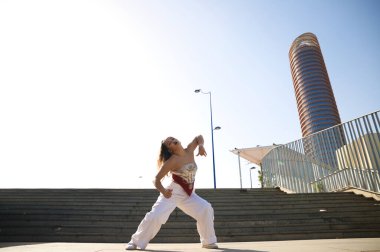 Latin kadın, genç ve güzel dans eden modern dansçı ve farklı ifadeler ve duruşlar sergiliyor. Konsept dansı, hip hop, dans, sanat, aksiyon, güzellik, gençlik sanatı.