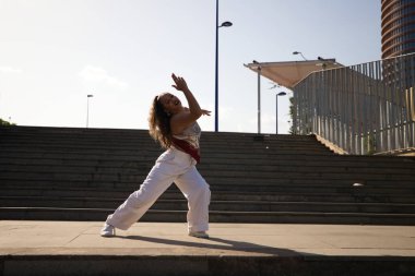 Latin kadın, genç ve güzel dans eden modern dansçı ve farklı ifadeler ve duruşlar sergiliyor. Konsept dansı, hip hop, dans, sanat, aksiyon, güzellik, gençlik sanatı.