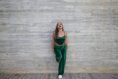 Latin kadın, genç ve güzel dans eden modern dans sokaktaki gri çimento arka planında farklı ifadeler ve duruşlar sergiliyor. Konsept dansı, hip hop, dans, sanat, aksiyon, gençlik sanatı.